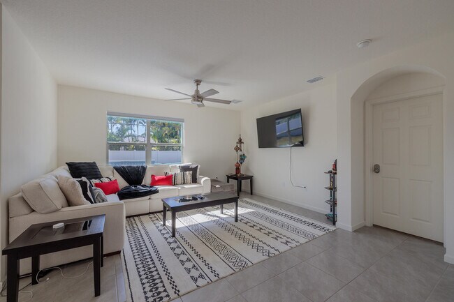 Building Photo - 2402 SE Gillette Ave