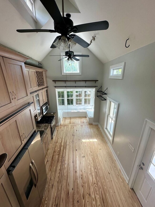 Building Photo - Charming Private Carriage Home in Downtown...