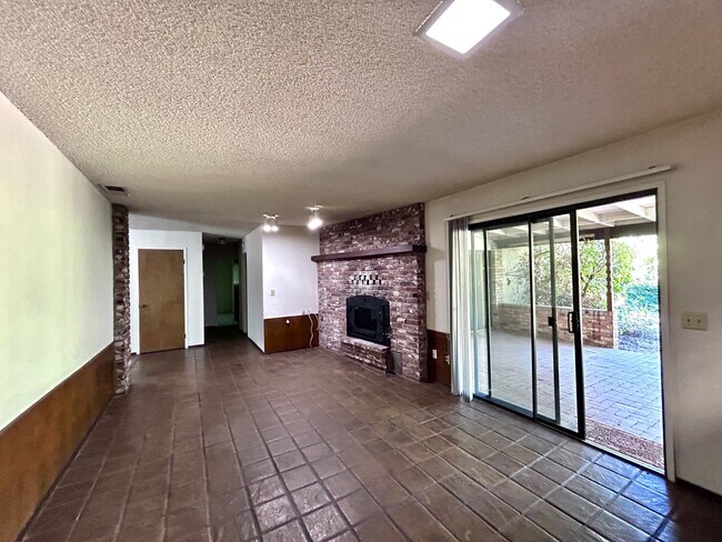 Building Photo - Three Bedroom Two Bathroom Home in Rescue