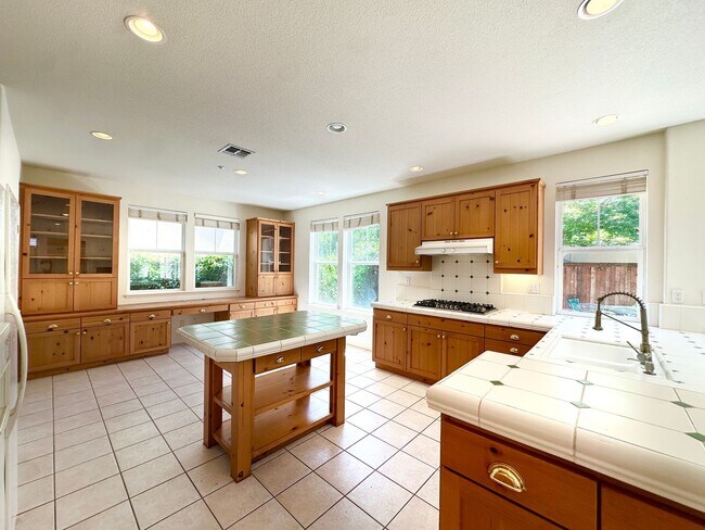 Building Photo - Large 5bd/3ba 3500sqft Home in Hamilton, Novato