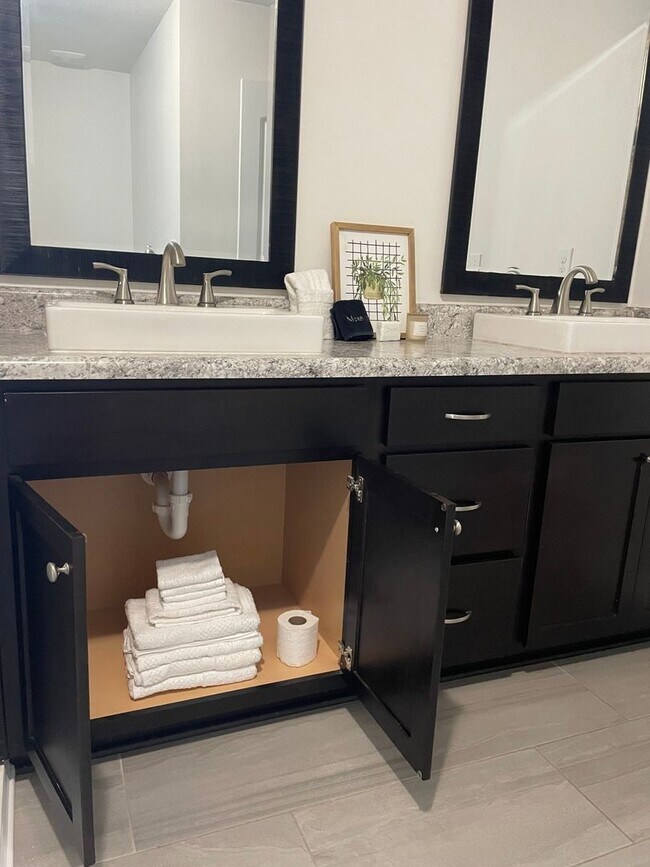 Building Photo - Spacious 5BR House in Crestview