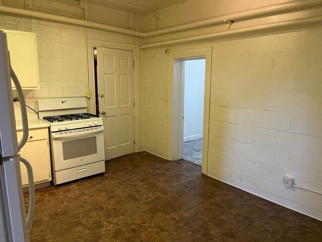 Building Photo - Large Affordable Basement Apartment