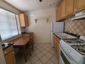 Building Photo - 1219 S Farmer Ave