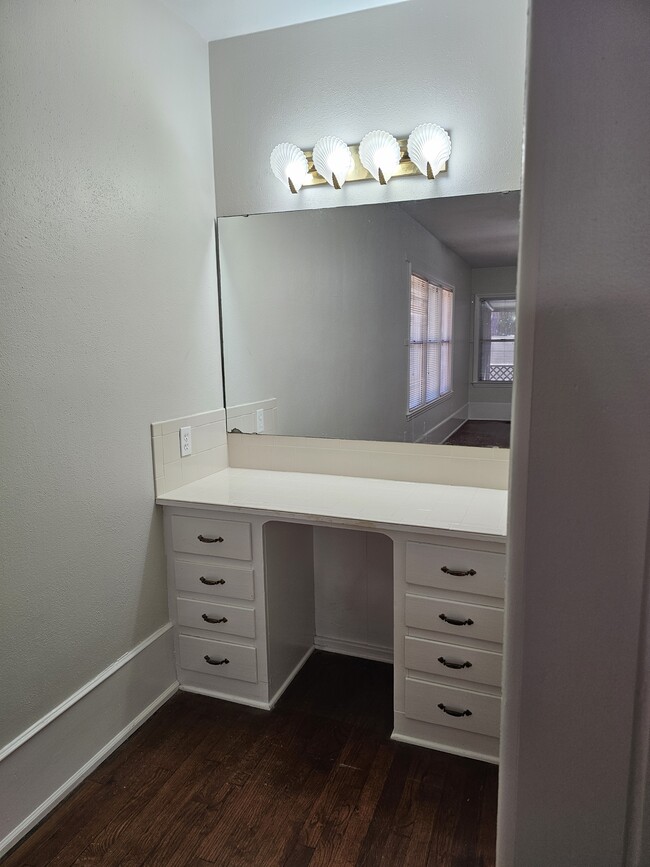 Building Photo - 1222 N Ridge Ave