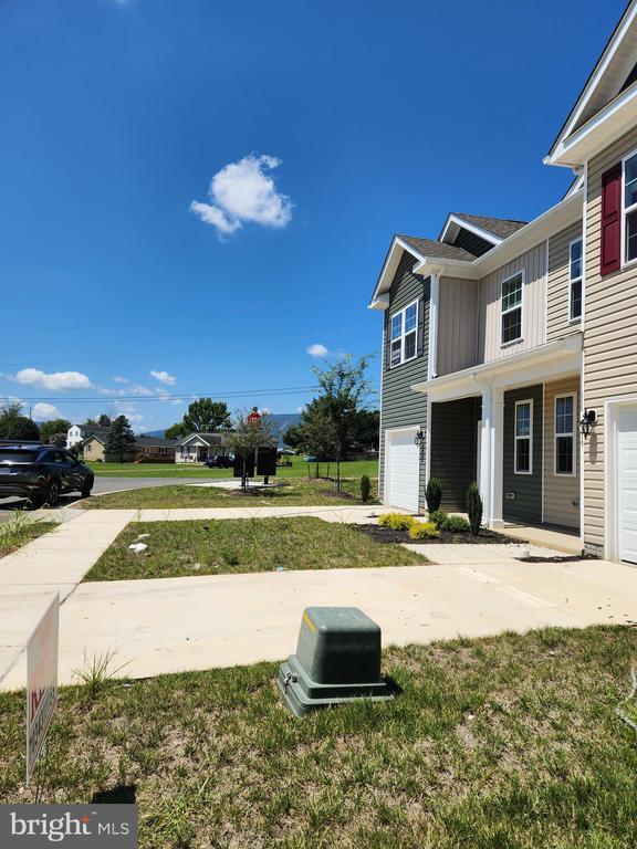 Building Photo - 127 Rae Ct
