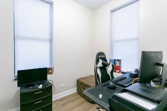 Building Photo - 3 bedroom in CHICAGO IL 60608