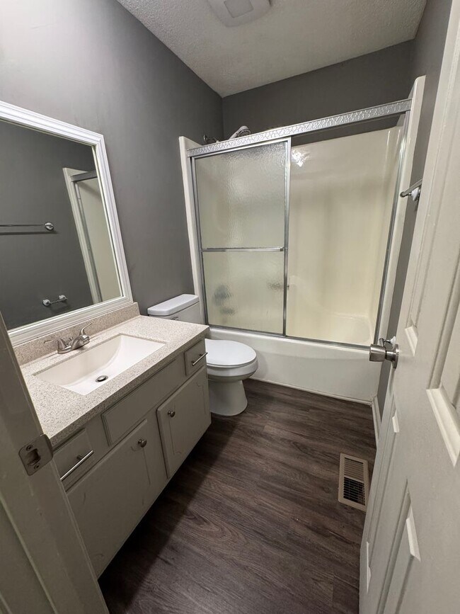 Building Photo - Spacious 3 bedroom 3 bath beautiful home w...