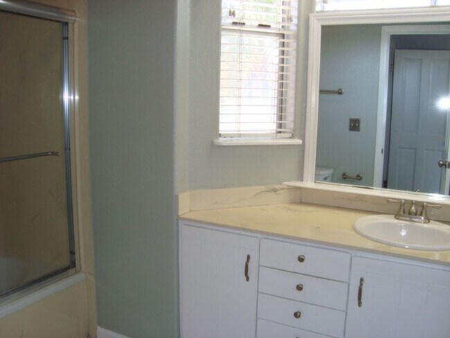 Building Photo - STUNNING TOWNHOME 2 BED 2.5 BATH 2 CAR GARAGE NORTH PARK/HILLCRES