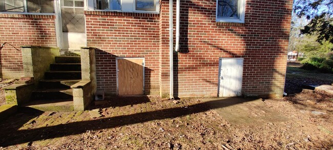 Building Photo - 3 bedroom brock rancher with covered porch