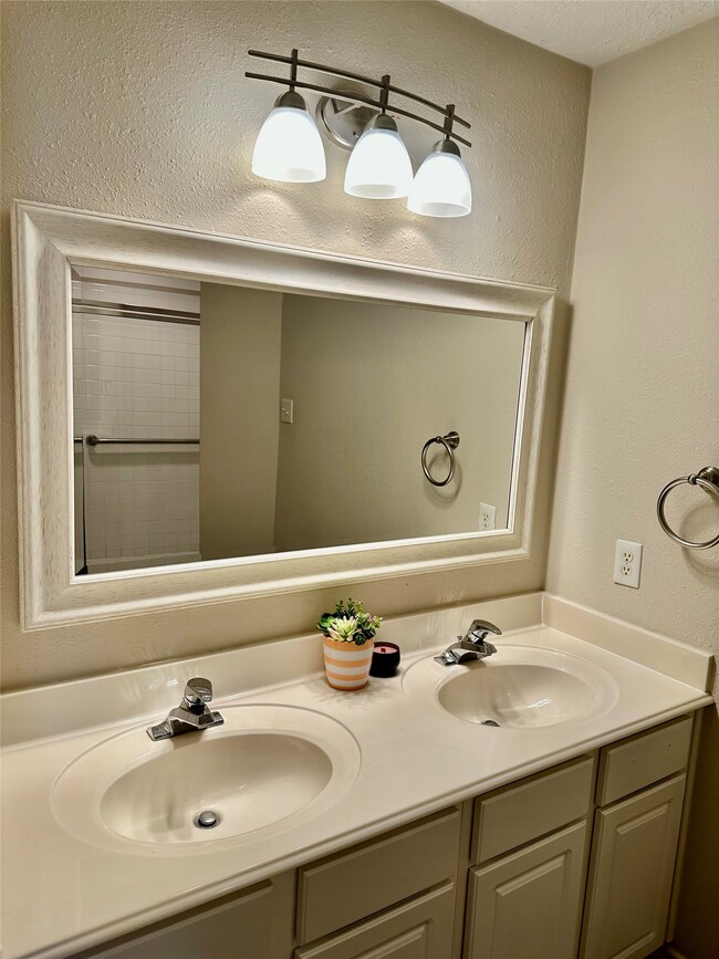 Building Photo - 5035 Chappel Hill Dr