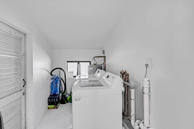 Building Photo - 17835 NE 6th Ave