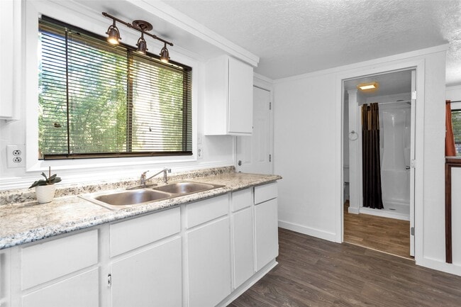 Building Photo - 5683 Cessna Dr