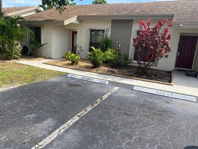 Building Photo - 3090 S Oakland Forest Dr