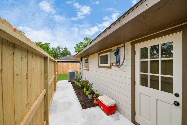 Building Photo - 5903 Belneath St
