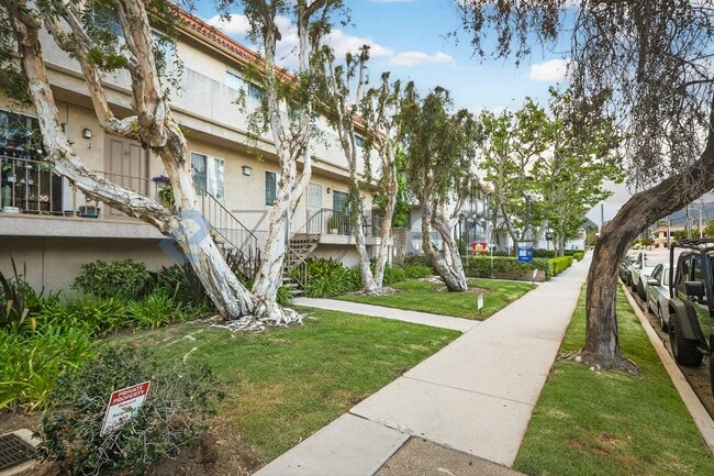 Building Photo - 10215 Variel Ave