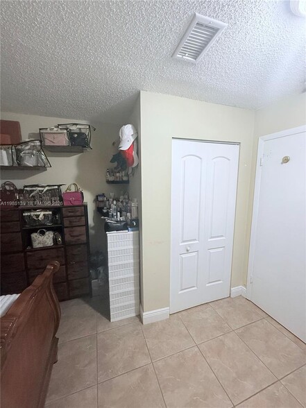 Building Photo - 550 SW 115th Ave