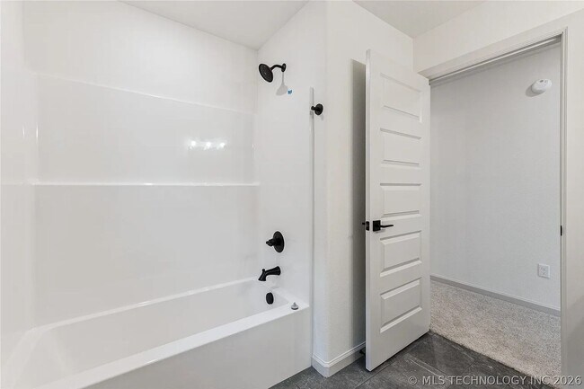 Building Photo - 5 Bed | 5 Bath House