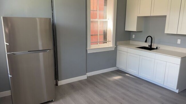 Building Photo - Fully Renovated Modern Finishes, Great Yar...