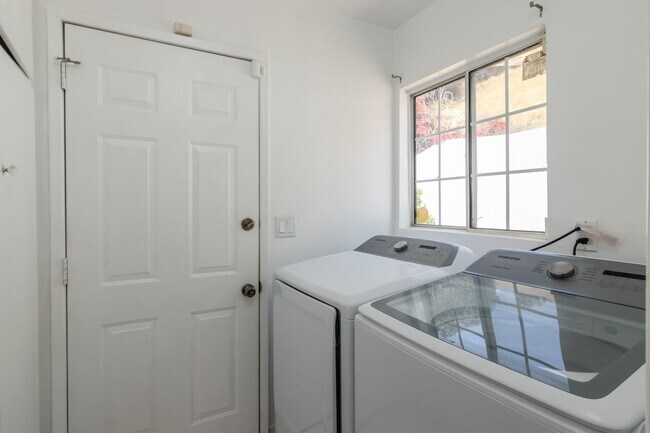 Building Photo - Refreshed 5-bedroom, 3-bathroom home locat...