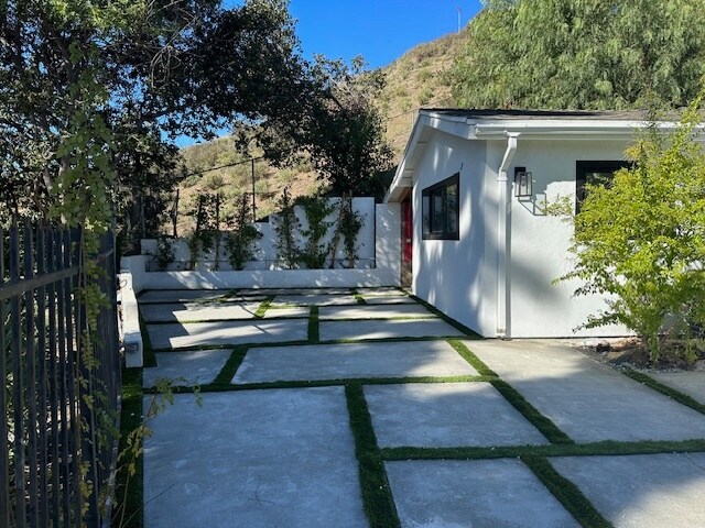 Primary Photo - 22421 Mulholland Dr