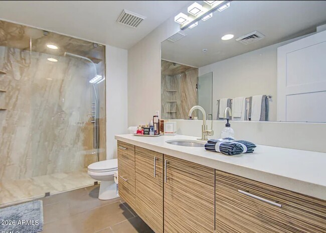 Building Photo - 535 W Thomas Rd