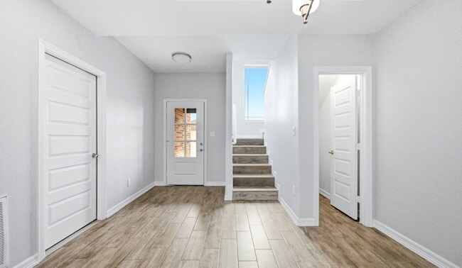 Building Photo - New Rental! Updated 3-bedroom/2 bath town home