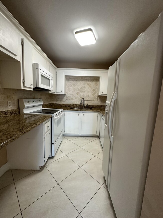 Building Photo - 4158 Inverrary Dr