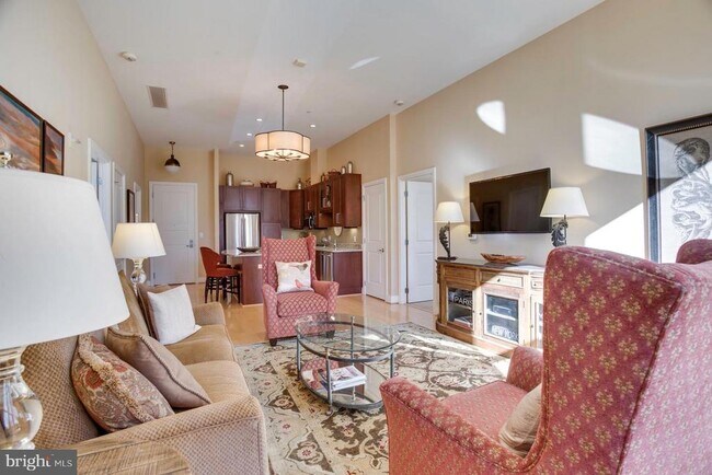 Building Photo - 8220 Crestwood Heights Dr