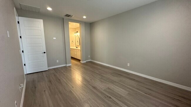 Building Photo - 2812 E Sunland Ave