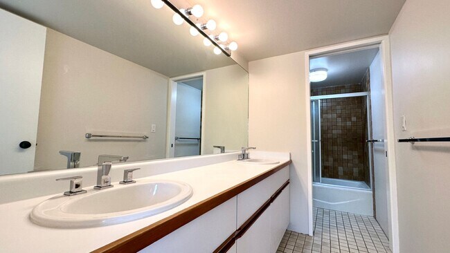 Building Photo - SPACIOUS 2 BED/2 BATH/1 PRKG & WASHER/DRYE...