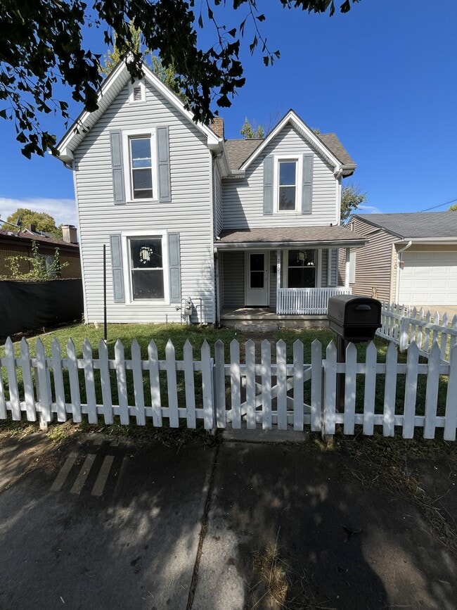 Primary Photo - 210 W 6th St