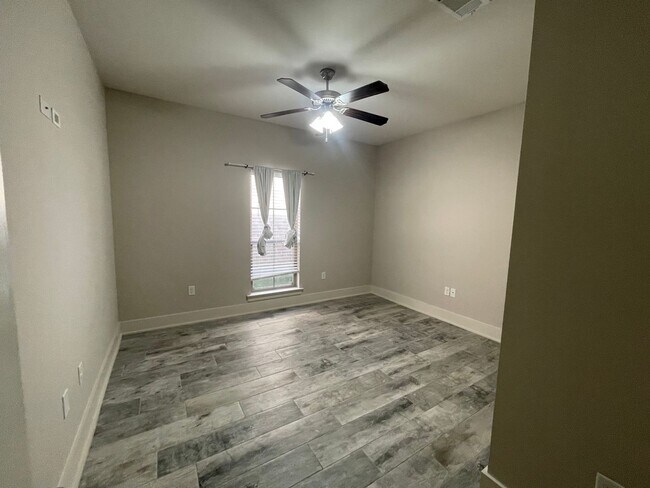 Building Photo - 3 Bedroom House in The desirable University Villas