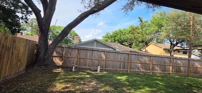Building Photo - 1910 Quail Valley E Dr