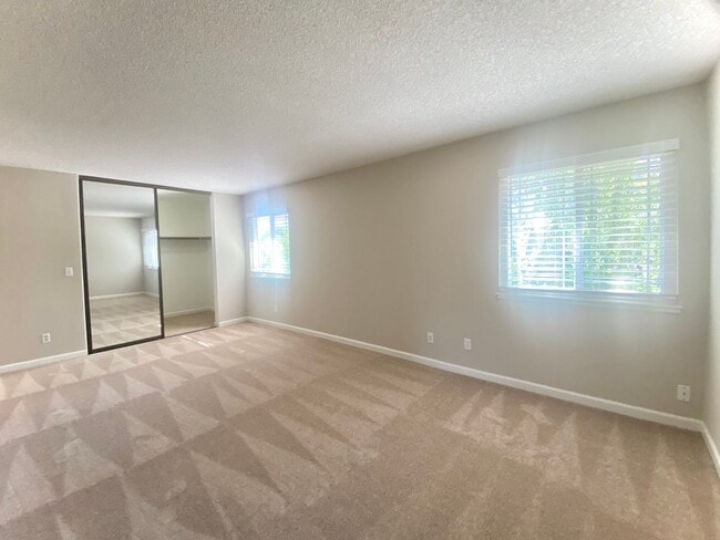 Building Photo - Large 5-bedroom 3-bathroom Home in Union C...