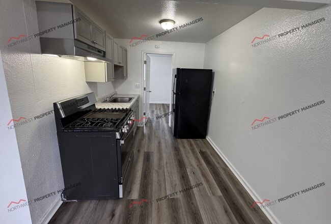 Building Photo - R72B