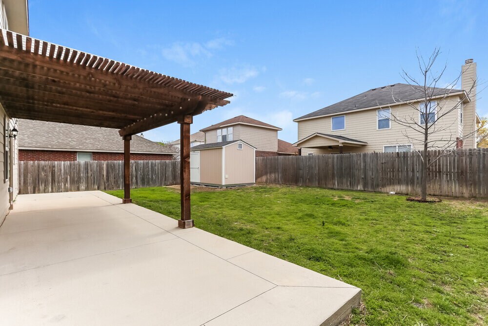 Building Photo - 413 Emerald Creek Dr