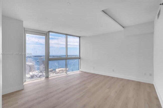 Building Photo - 495 Brickell Ave