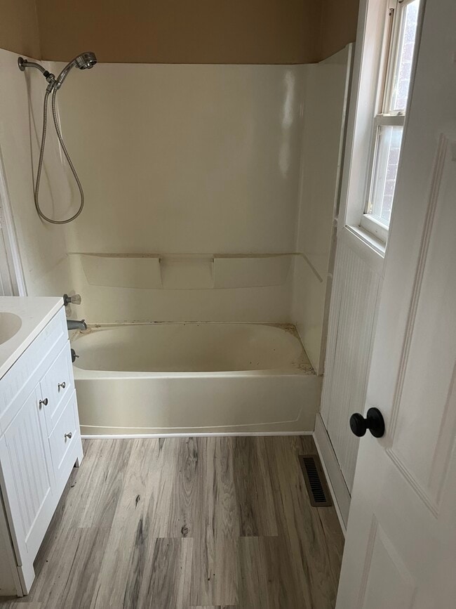 Building Photo - 604 E Oak St