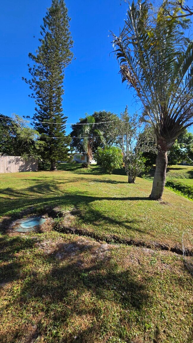 Building Photo - 750 Altura St