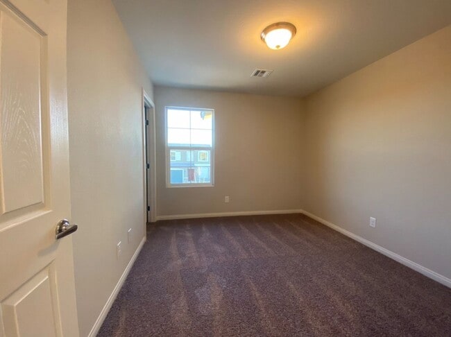 Building Photo - 4 BED 2.5 BATH 2 CAR GARAGE,  LARGE CORNER...
