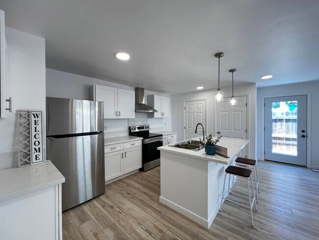 Primary Photo - Bright and Modern Apartment with Stylish F...