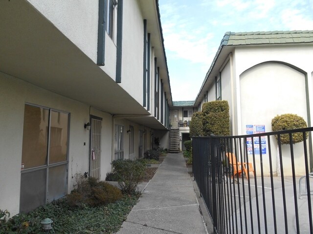Building Photo - 6019 N College Ave
