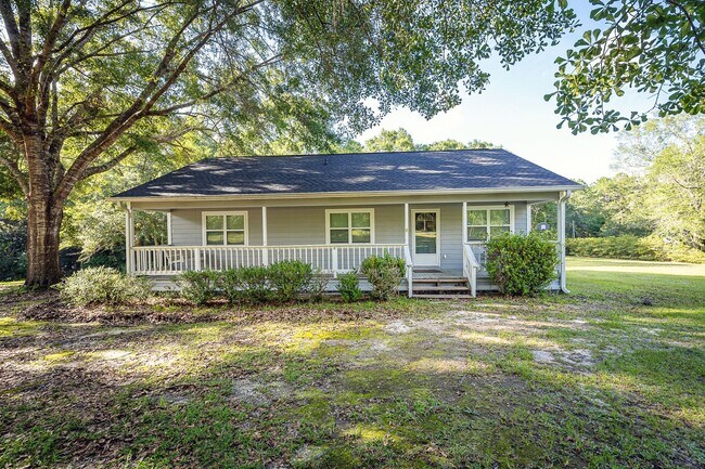 Building Photo - Peaceful Country Living on 2.4 Acres in Saucier