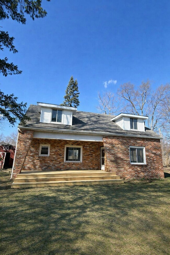 Building Photo - 5563 Silvertown Dr