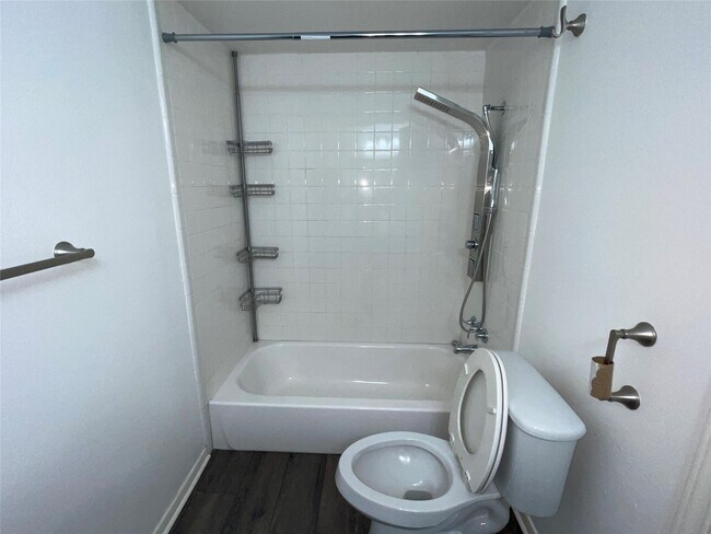 Building Photo - 1110 W Tri Oaks Ln