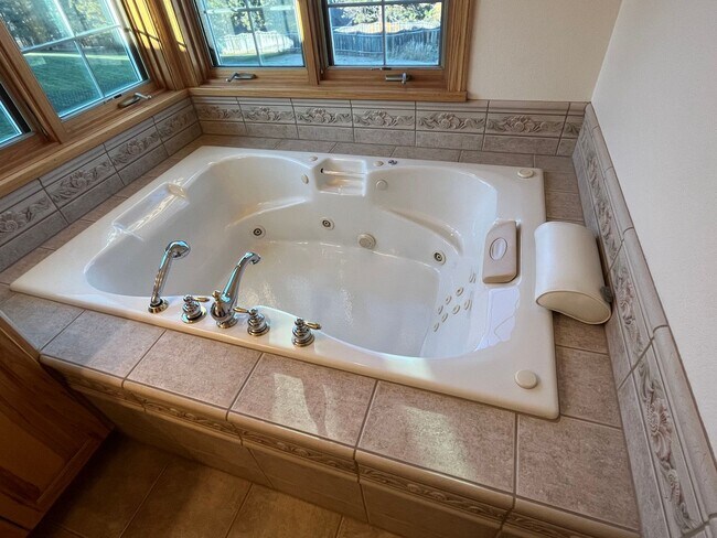 Building Photo - Beautiful Five-Bedroom, Three-Bathroom Home for Rent
