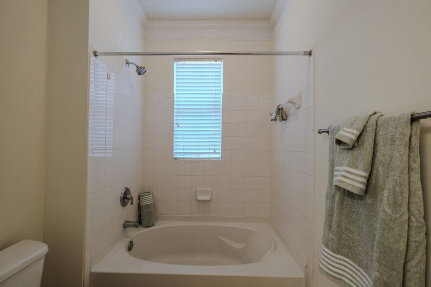 Building Photo - 4007 Westchester Ridge NE