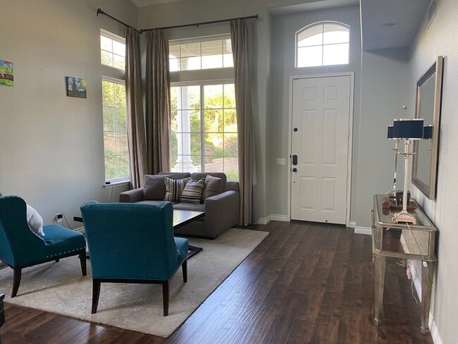 Building Photo - Spacious 4 bedroom in upscale neighborhood