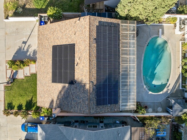 Building Photo - "Experience Luxurious Living: Spacious 4-B...