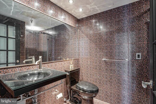 Building Photo - 3 N Christopher Columbus Blvd